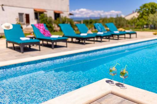Apartman Luni S Bazenom