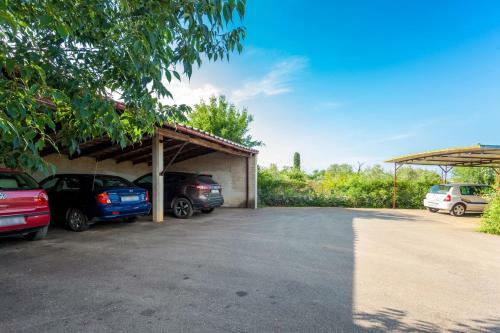 Apartman Luni S Bazenom