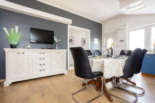 Apartman Luni S Bazenom