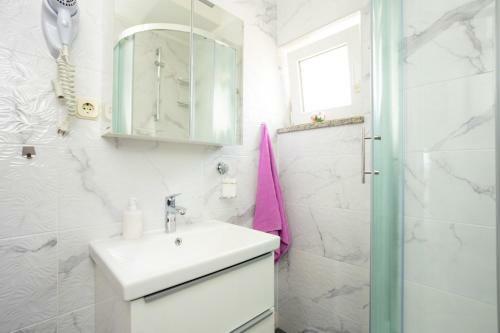 Apartman Luni S Bazenom