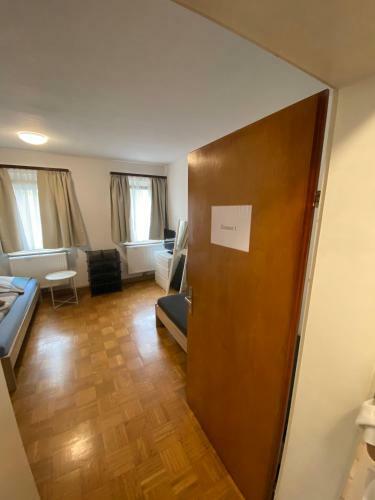 Einfaches Haus Mit Privatzimmern Und Gemeinschaftsr�umen