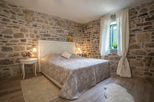 Old Stone Villa Lipa With A Hot Tub Jacuzzi