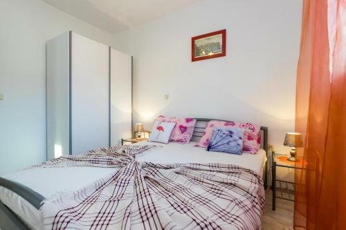 Hostal Apartments And Rooms With Parking Space Grebastica, Sibenik - 17831