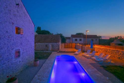 Villa Heritage House Vrime - Stone House With Heated Pool
