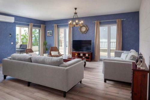 Villa Nina With Heated Pool & Seaview