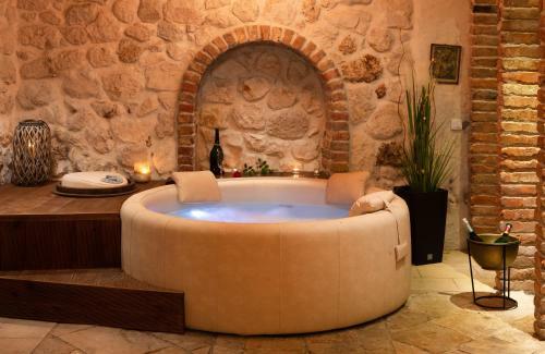 Serendipity - Luxury Stone Villa With Private Jacuzzi And Sauna