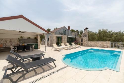 Villa Barbara - Olive Paradise, With Chlorine-free Pool