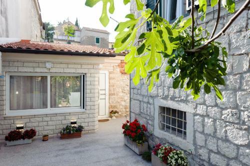 Hostal Apartment And Room Nona Stella