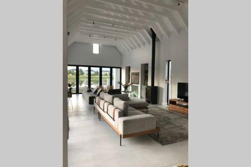 Villa Beautiful Modern Lake House With Spectacular Views