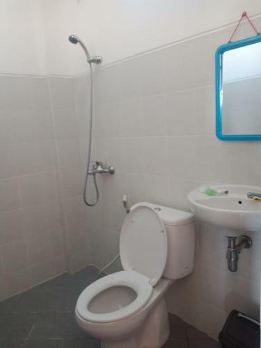 Hostal Mandastana Guest House And Kost