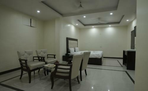 Hotel Paradise By Wb Inn