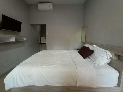 Hostal Luminous Guest House By Wizzela
