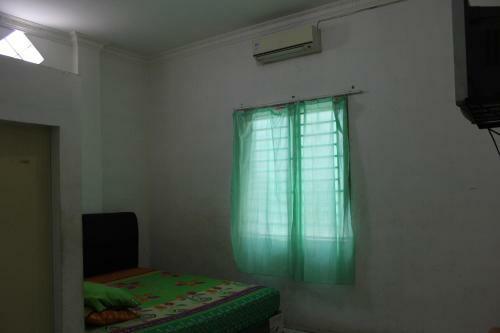 Hostal Penginapan Transit Tomato