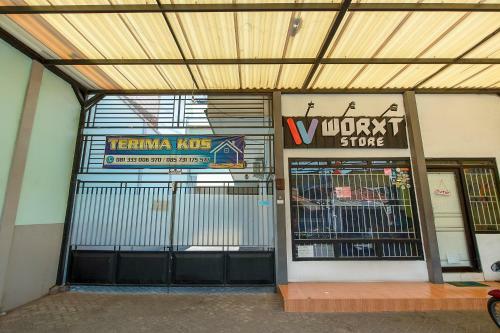 Hotel Oyo 3815 Kutisari Selatan 21 Syariah