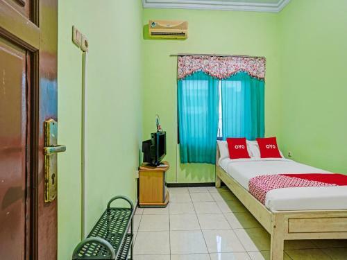 Hotel Oyo 90611 Griya Kutisari V Residence