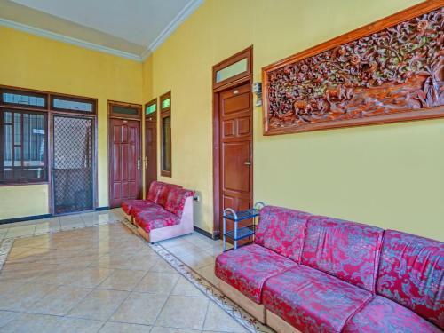 Hotel Oyo 90611 Griya Kutisari V Residence