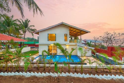 Villa Saffronstays Coral Hues