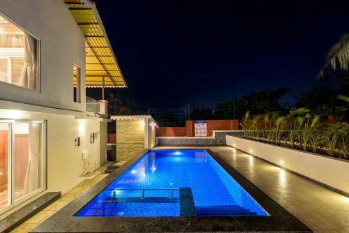 Villa Saffronstays Coral Hues