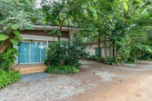 Hotel Vaccinated Staff - Oyo 1129 Leelavadee Resort Korat