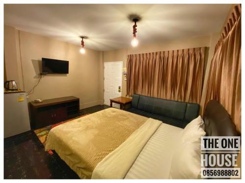 Hostal The One House