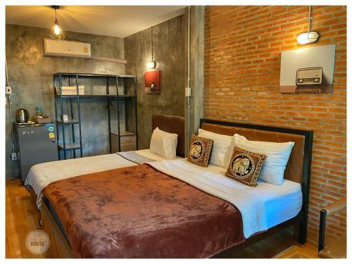 Hostal The One House