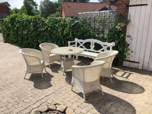 Gro�z�giges Reetdachhaus An Der Nordsee