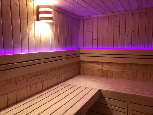 Gro�z�giges Reetdachhaus An Der Nordsee
