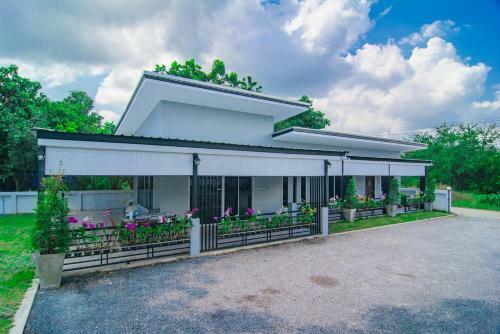 Hotel Vaccinated Staff - Oyo 533 Runya Poolvilla