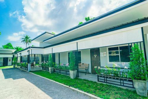 Hotel Vaccinated Staff - Oyo 533 Runya Poolvilla