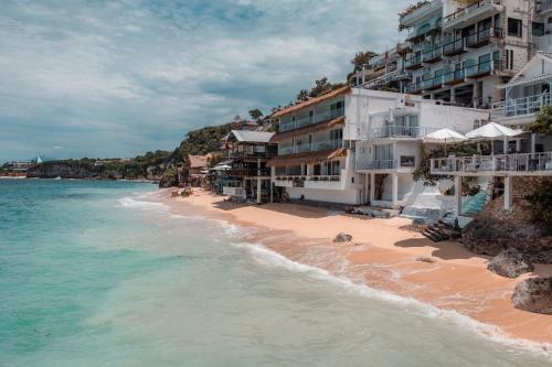 Hotel Legends Beachfront Resort