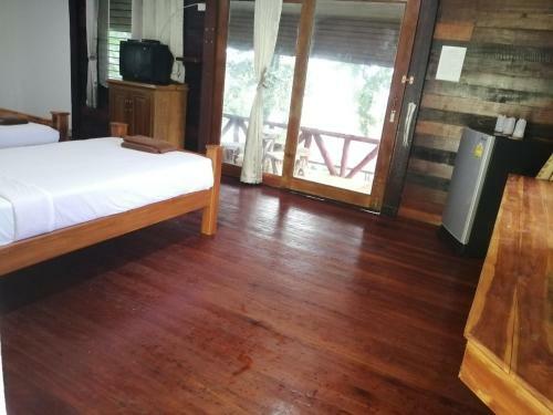 Hotel Jansom Beach Resort