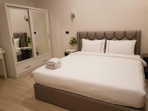 Hotel At Green Gallery