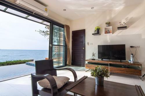 Koh Sirey Beachfront Pool Villa 2 Bedrooms
