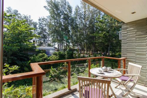 Pearl Of Naithon - Beachfront Apartments