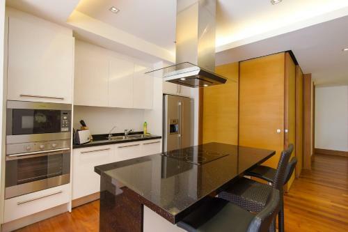 Pearl Of Naithon - Beachfront Apartments