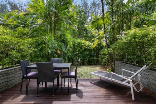 Pearl Of Naithon - Beachfront Apartments