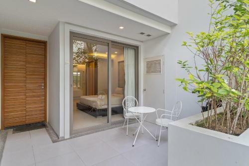 Pearl Of Naithon - Beachfront Apartments