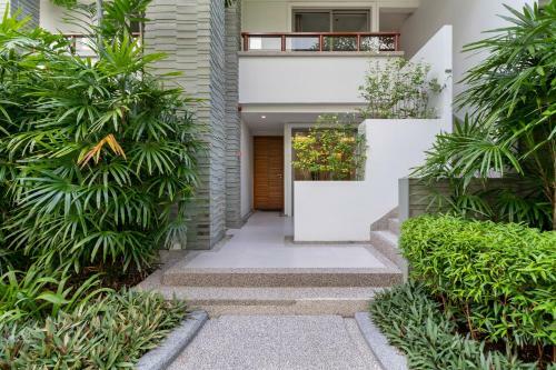 Pearl Of Naithon - Beachfront Apartments