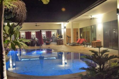4 Bedroom Villa 4 ~ 30 Seconds Walk To The Beach