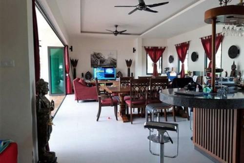 4 Bedroom Villa 4 ~ 30 Seconds Walk To The Beach