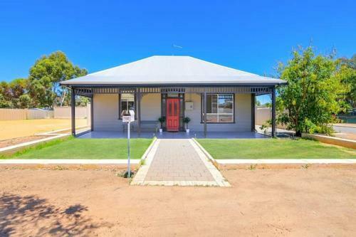 Executive Cottage Must Pay On Arrival Or Call Ahead Wifi Tv Only