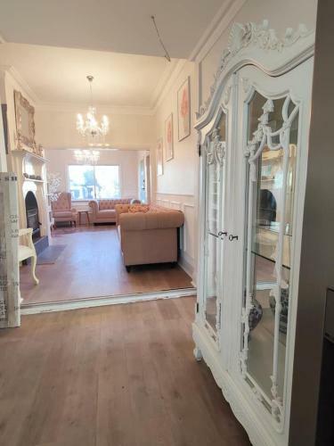 Touch Of Luxury In Works,payment Onsite Or Call Ahead