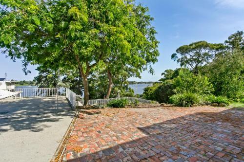 Newlands Drive Waterfront With Jetty