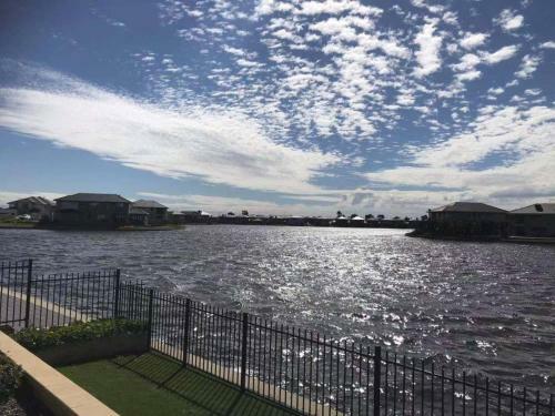 Waterfront Grand Villa For Big Group
