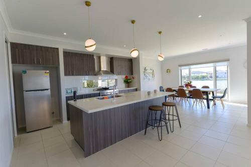 Waterfront Grand Villa For Big Group