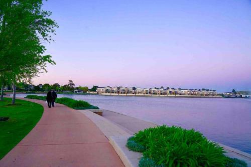 Waterfront Grand Villa For Big Group