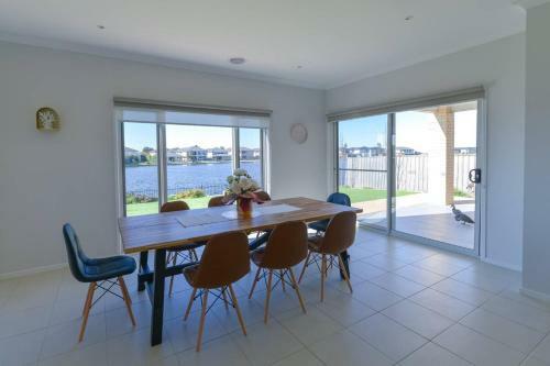 Waterfront Grand Villa For Big Group