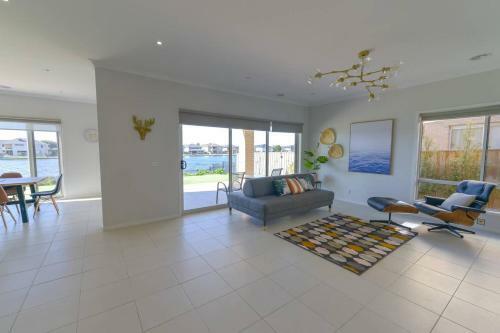 Waterfront Grand Villa For Big Group