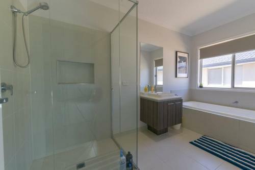 Waterfront Grand Villa For Big Group