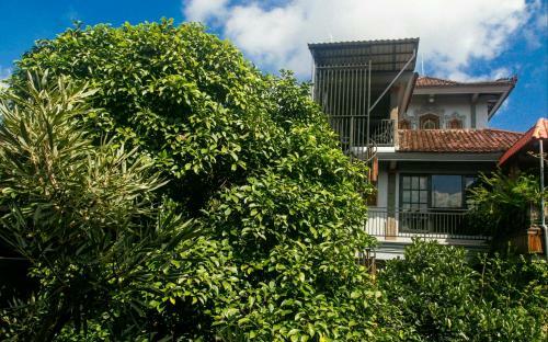 Lodge Pondok Legon House